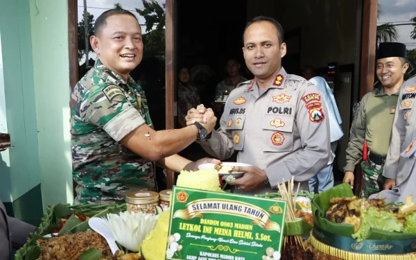 Kapolres Madiun Kota Beri Kejutan Ultah Dandim