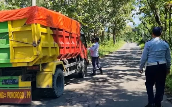 Thumbnail Berita - Razia Truk Odol di Magetan, Sopir Pilih Tinggalkan Kendaraan