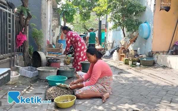 Thumbnail Berita - Kehidupan Pengupas Kerang di Kampung Nelayan Kenjeran