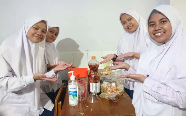 Thumbnail Berita - Hebat! Siswa SMP Unggulan Annur Hidayatullah Malang Sulap Limbah Dapur Jadi Eco Enzym