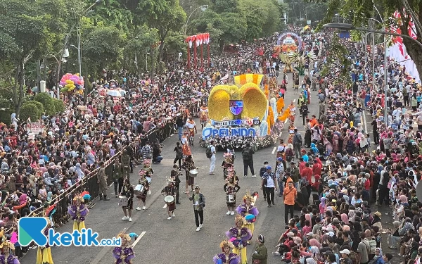 Thumbnail Mobil hias milik PT Pelindo saat melintasi Jln Gubernur Suryo di Surabaya Vaganza 2023. (Foto: Shinta Miranda/Ketik.co.id)