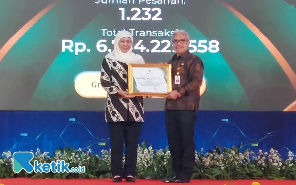 Thumbnail Berita - Khofifah Serahkan Penghargaan E-Purchasing Awards untuk Daerah dengan Belanja Terbanyak