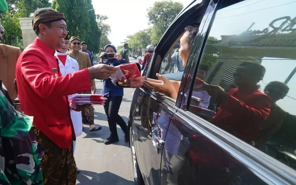 Thumbnail Peringatan Hari Kelahiran Pancasila di Ngawi, Mas Antok Bagikan Bendera Gratis, Ini Tujuannya