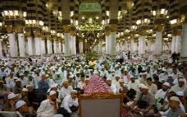 Thumbnail Berita - Perjanjian Penetapan Salat Arba’in di Masjid Nabawi