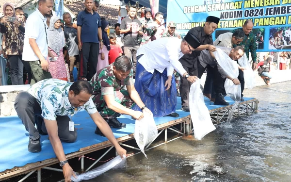 Thumbnail Berita - Tebar Ribuan Benih Ikan untuk Perbaiki Ekosistem Sungai di Jember