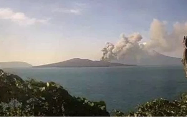 Thumbnail Anak Krakatau Meletus 3 Kali, Tinggi Abu Vulkanik 3.500 Meter