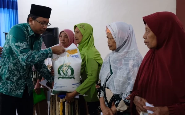 Gus Muhdlor Bagi Beras di Sukodono, Penerima Senang Dapat Bantuan