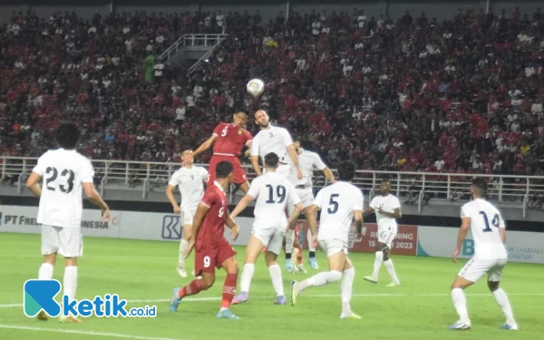 Thumbnail Duel udara terjadi dipertahanan Palestina, punggawa Timnas Indonesia berusaha mencetak gol, Rabu (14/6/2023). (Foto : M.Khaesar/Ketik.co.id)