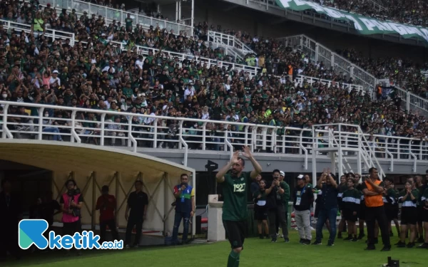 Thumbnail Pemain anyar Persebaya Dusan Stevanovic diperkenalkan di Gelora Bung Tomo (GBT) Surabaya, Minggu (18/6/2023). (Foto : M.Khaesar/Ketik.co.id)