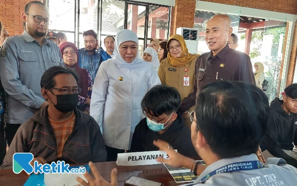 Thumbnail Pastikan PPDB SMA/SMK Lancar, Khofifah Datangi TIKP Dindik Jatim