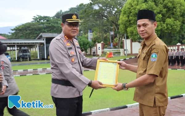 Thumbnail Berita - Desa Mandaong Raih Juara Lomba Siskamling Polres Halmahera Selatan