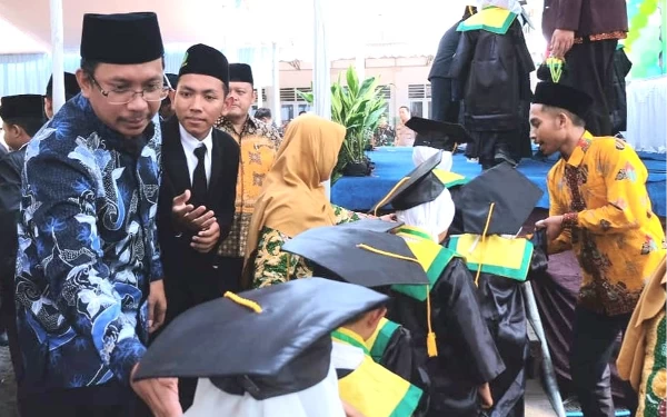 Thumbnail Berita - Gus Muhdlor: Wisuda Jangan Memberatkan, Pendidikan Harus Ikuti Era Digital