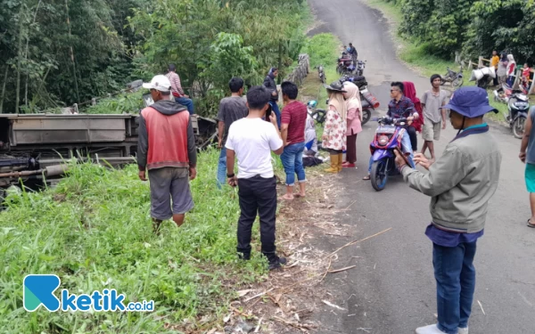 Thumbnail Berita - Bus Rombongan Pengajian Terguling, 32 Emak-emak dan 2  Pemandu Wisata Terluka