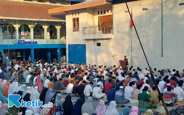 Thumbnail Berita - Ratusan Jemaah Ikuti Salat Idul Adha di Masjid Al-Ishlah Menganti