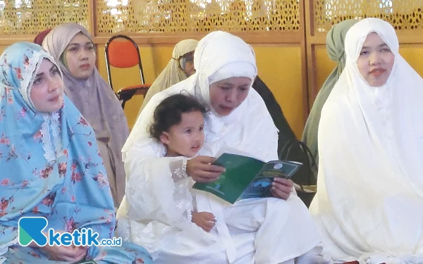 Momen Khofifah Salat Idul Adha di Masjid Al-Akbar Surabaya