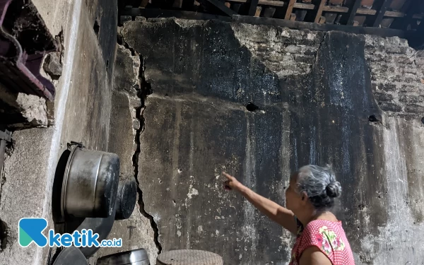 Thumbnail Rumah Sartuni warga Nglaos, Banjarjo, Pacitan alami keretakan yang nyaris ambruk. (Foto: Aldi For Ketik.co.id)