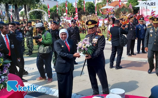 Thumbnail Gubernur Khofifah saat memberikan tumpeng kepada Kapolda Jawa Timur Irjen Toni Harmanto, Sabtu (1/7/2023). (Foto: Husni Habib/Ketik.co.id)