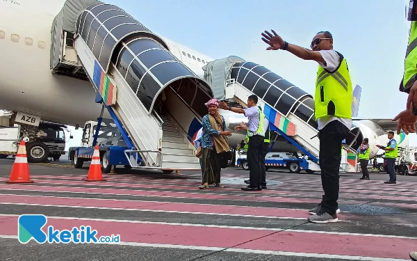 Thumbnail Jemaah haji kloter pertama tiba di Bandara Internasional Juanda, Selasa (4/7/2023). (Foto : M.Khaesar/Ketik.co.id)