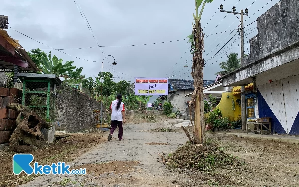 Thumbnail Jalan Rusak Dibiarkan, Kunjungan Bupati Blitar Disambut Kemarahan Warga