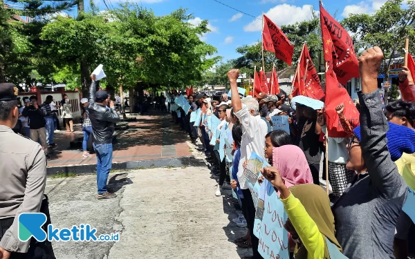 Thumbnail Berita - Ratusan Massa Geruduk DPRD Blitar, Protes Perusahaan Perkebunan Nakal