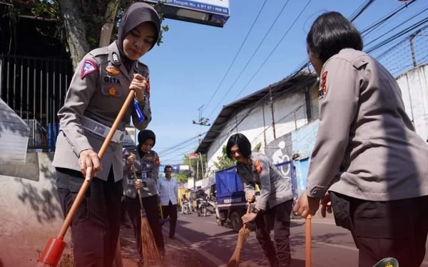 Polisi Gotong Royong Bersihkan Kali Ciputri Cimahi