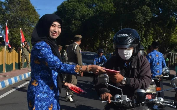 Bupati Salwa Bagikan 3.000 Bendera Merah Putih Gratis untuk Masyarakat Bondowoso