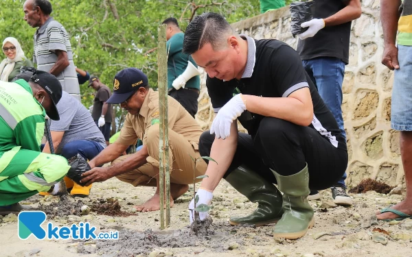 Thumbnail Berita - Gencarkan Kaimana Nol Sampah, Bupati Freddy Thie Tanam Mangrove dan Bersihkan Pantai