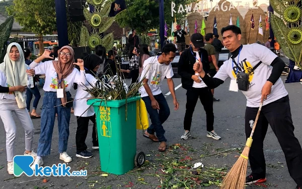 Thumbnail Berita - Puluhan Mahasiswa STKIP PGRI Pacitan Turun Langsung Bersihkan Sampah Sisa Festival Rawat Jagat 2