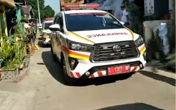 Thumbnail Berita - Sekeluarga di Sidoarjo Tertabrak Kereta, Mobil Hancur, Enam Tewas