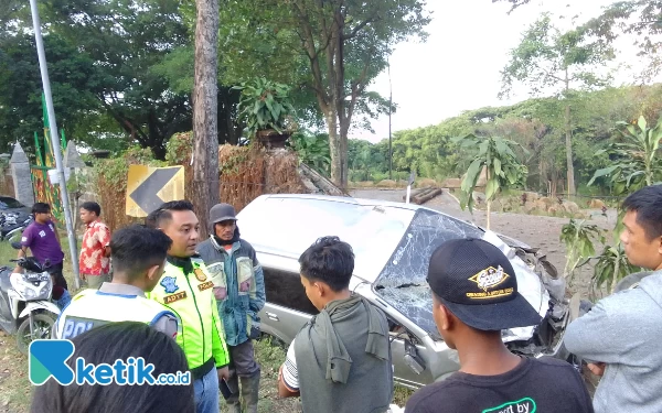 Thumbnail Berita - Tabung Oli Pecah, Avanza Tabrak  Pagar Hotel di Bromo