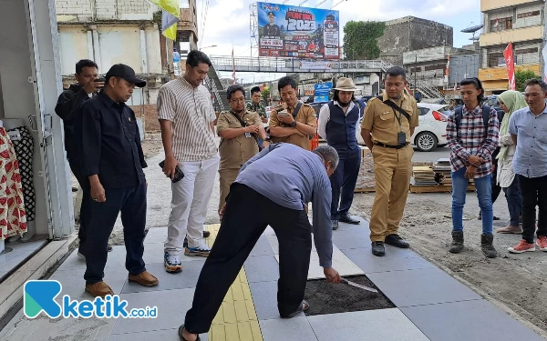 Thumbnail Berita - Tiga Temuan Komisi A DPRD Jember saat Sidak Proyek Trotoar