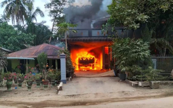 Thumbnail Berita - Kebakaran Rumah di Bandar Pasir Mandoge Hanguskan Mobil Pajero dan Strada Triton