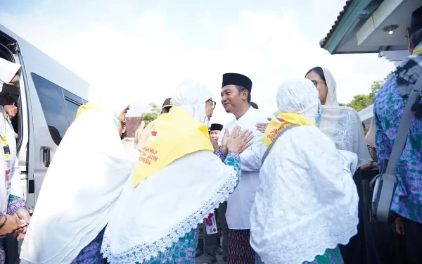 Thumbnail Berita - Jemaah Haji Gelombang Terakhir Tiba di Pacitan, Bupati Pacitan Sambut Kepulangannya