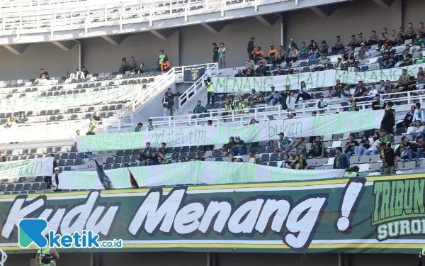 Thumbnail Bonek Mania membentangkan spanduk protes dengan hasil buruk yang dialami Persebaya, Jumat (4/8/2023). (Foto : M.Khaesar/Ketik.co.id)