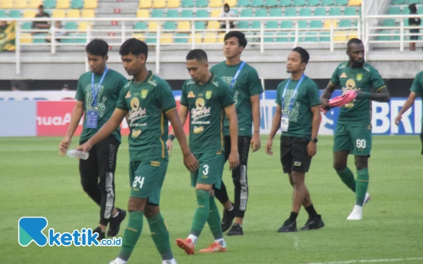 Thumbnail Tertunduk lesu pemain Persebaya tertunduk lesu usai mengalami kekalahan, Jumat (4/8/2023). (Foto : M.Khaesar/Ketik.co.id)