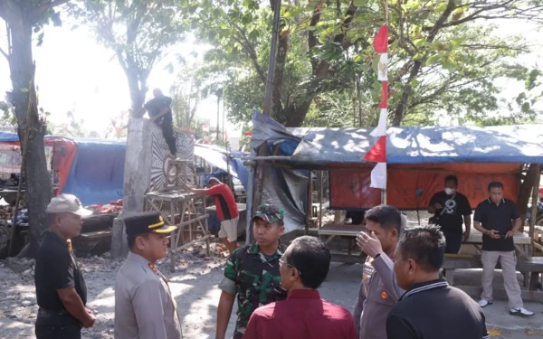 Thumbnail Berita - Jaga Kerukunan, Warga PSHT Kedunggalar, Ngawi Mulai Bongkar Tugu di Fasum, Sunarto: Semoga Bisa Menjadi Contoh