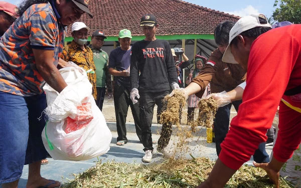 Thumbnail Berita - GenBI Jember Kenalkan Warga Desa Glundengan Opsi Pakan Ternak Fermentasi