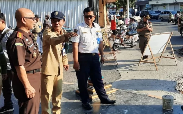 Thumbnail Berita - Kejaksaan Negeri Kota Madiun Cek Proyek Pasar Kawak dan Pelengkap Jalan Agus Salim, Begini Penjelasan Kajari