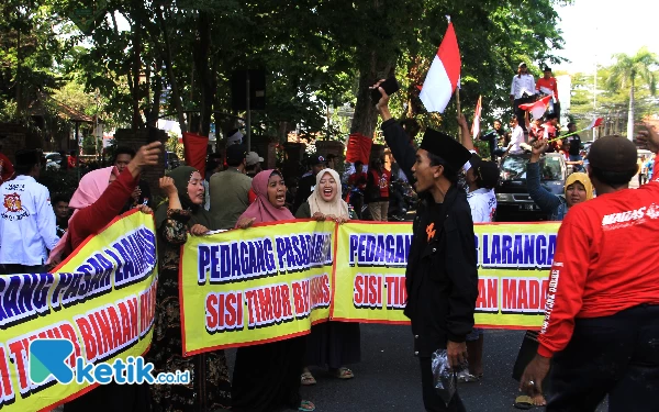 Thumbnail Berita - Pedagang Pasar Larangan Demo Bupati Sidoarjo, Jalan Kaki Diiringi Mobil Alphard