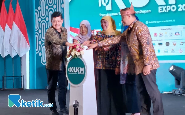 Thumbnail Berita - Sumbang 58,36 PDRB Jatim, Khofifah Dorong UMKM Harus Naik Kelas