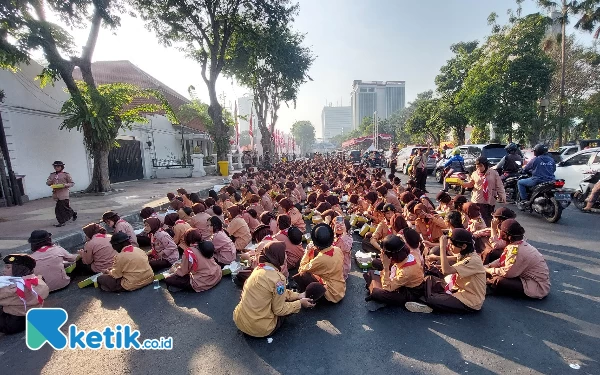 Thumbnail Para peserta upacara berkumpul di depan Gedung Negara Grahadi, Sebelum pelaksanaan upacara, Senin (14/8/2023).(Foto: Husni Habib/Ketik.co.id)