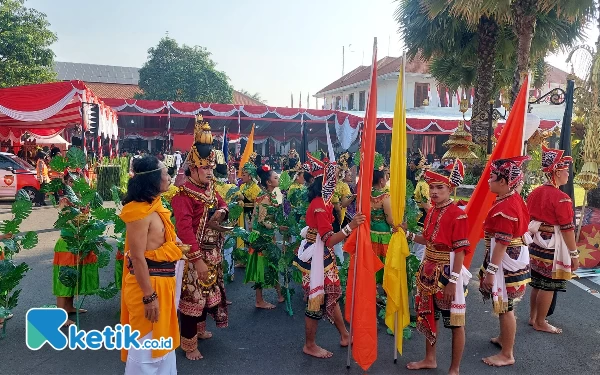 Thumbnail Para pengisi acara sedang mempersiapkan diri di samping halaman Gedung Grahadi, Kamis (17/8/2023).(Foto: Husni Habib/Ketik.co.id)