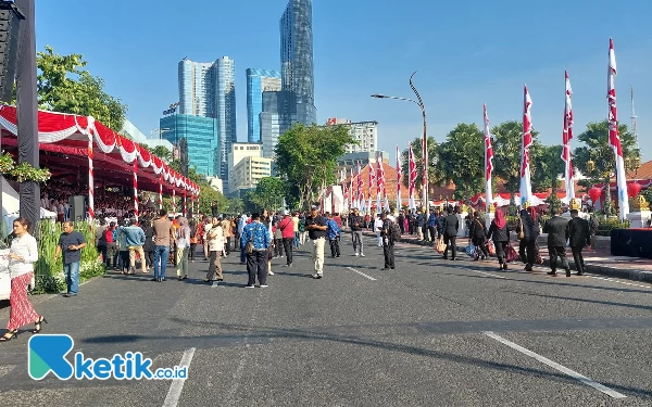 Thumbnail Suasana jalan gubernur suryo, Kamis (17/8/2023). (Foto: Husni Habib/Ketik.co.id)