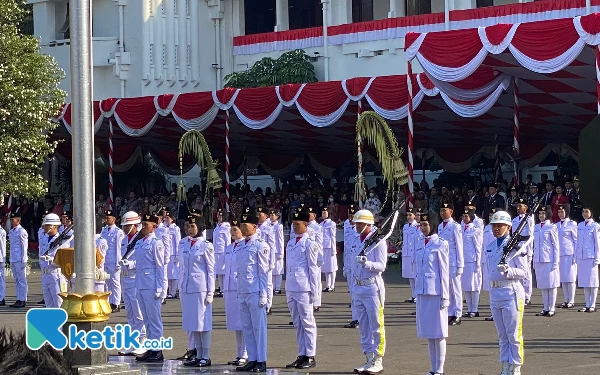 Thumbnail Persiapan pengibaran Bendera Merah Putih. (Foto: Shinta Miranda/Ketik.co.id)