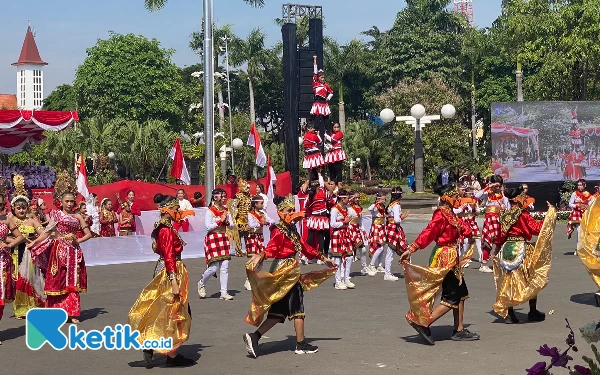 Thumbnail Penampilan kolaborasi budaya oleh Disbudpar Kota Surabaya. (Foto: Shinta Miranda/Ketik.co.id)