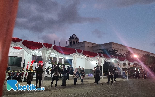 Thumbnail Kondisi sebelah barat museum, yang menjadi jalan masuk tamu VIP. (Foto: Al Ahmadi/Ketik.co.id)