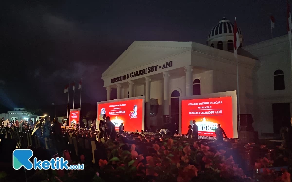 Thumbnail Suasana Museum dan Galeri SBY-Ani Pacitan saat petang, langit mulai gelap. (Foto: Al Ahmadi/Ketik.co.id)