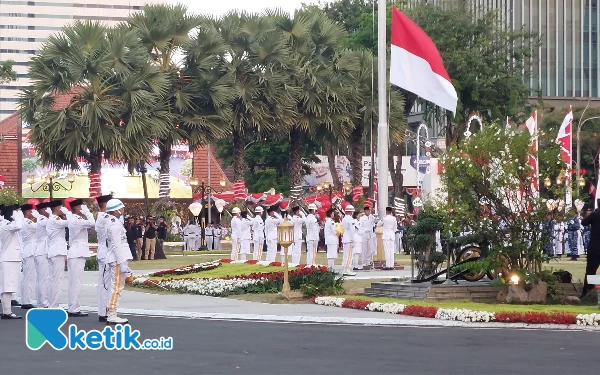 Thumbnail Berita - Upacara Penurunan Bendera, Khofifah Ajak ASN Tingkatkan Kinerja