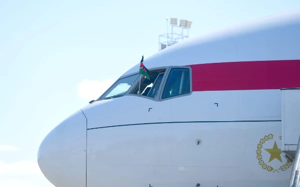 Thumbnail Pilot Pesawat Kepresidenan RI mengibarkan bendera Kenya kecil setiba di Bandara Jomo Kenyatta. (Foto: BPMI Setpres/Laily Rachev)