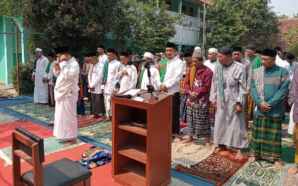 Thumbnail Berita - Alami Kekeringan, Pemerintah Desa dan MUI Warudoyong Cianjur Gelar Shalat Istisqo